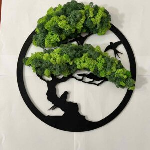 Zöld izlandi zuzmóval díszített bonsai fecskékkel