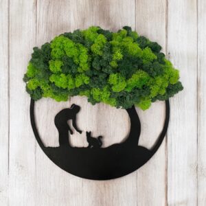 Lány és ülő cica zöld izlandi zuzmóval díszített kerek dekoráción