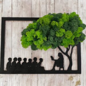 Tanárnő ülő diákokkal, zöld izlandi zuzmófával díszített kép